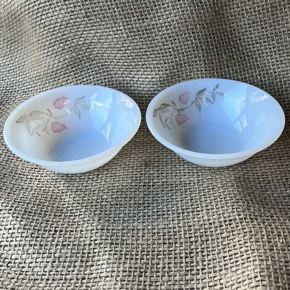 Federal Glass Clover Blossom Milk Glass Berry Bowl